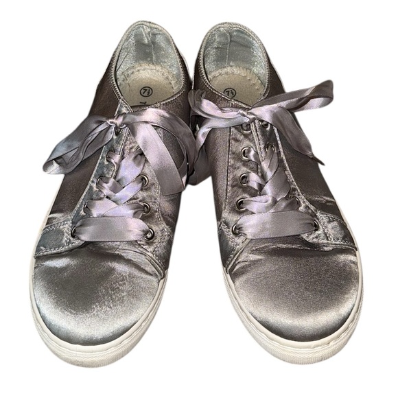 TOP Moda Silver Sneakers Comfortable Stylish Footwear size 7.5 - Picture 1 of 7
